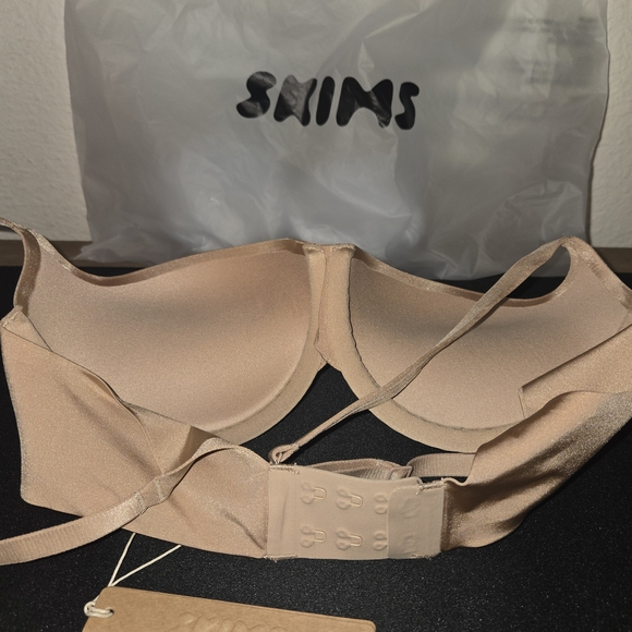 SKIMS Tan Bra - Picture 6 of 7